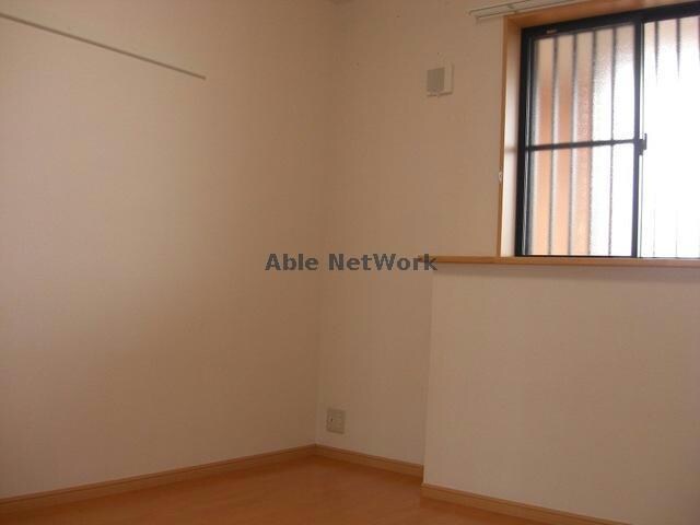 物件内観写真12　(5.8帖の洋室)