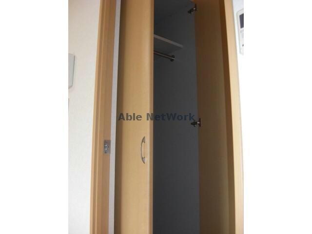 物件内観写真14　(廊下にも収納あり)