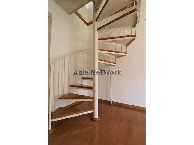 物件内観写真7　(螺旋階段がアクセント)