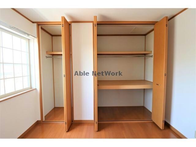 物件内観写真15　(2階5.2帖洋室の収納)