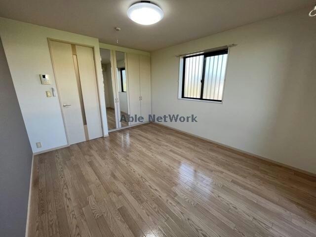 物件内観写真5　(８．８帖の洋室)