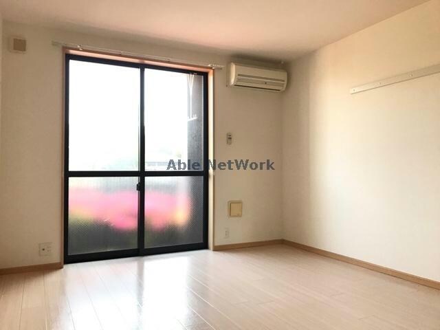 物件内観写真4　(9.7帖の洋室です！)