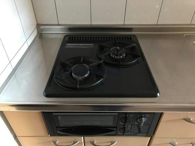 物件内観写真7　(2口コンロ、グリル付きです！)