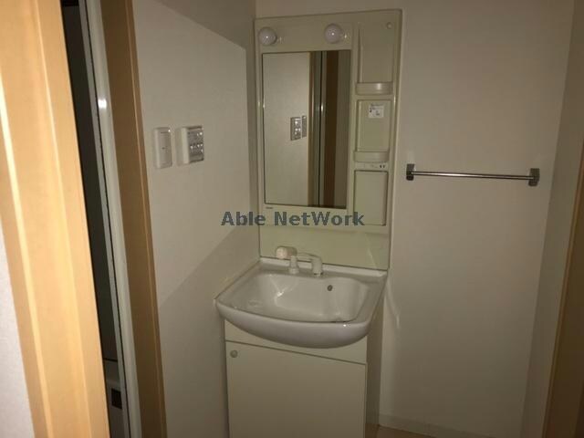 物件内観写真8　(シャワー付き洗面台です！)