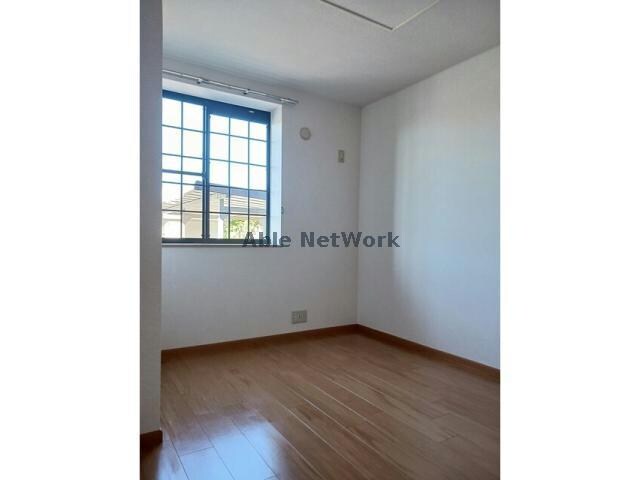 物件内観写真12　(洋室5.7帖)