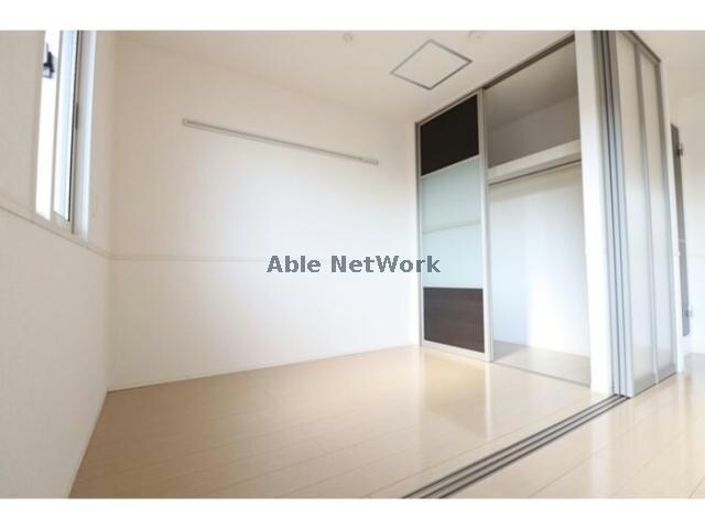 物件内観写真11　(リビング隣の3帖洋室です！)