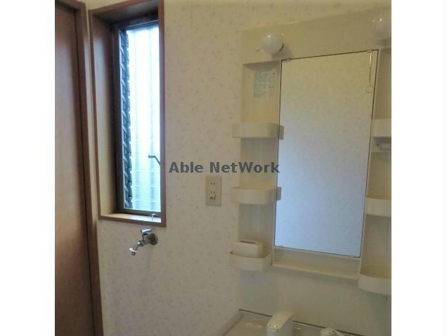 物件内観写真16　(脱衣所にも窓が有ります♪)