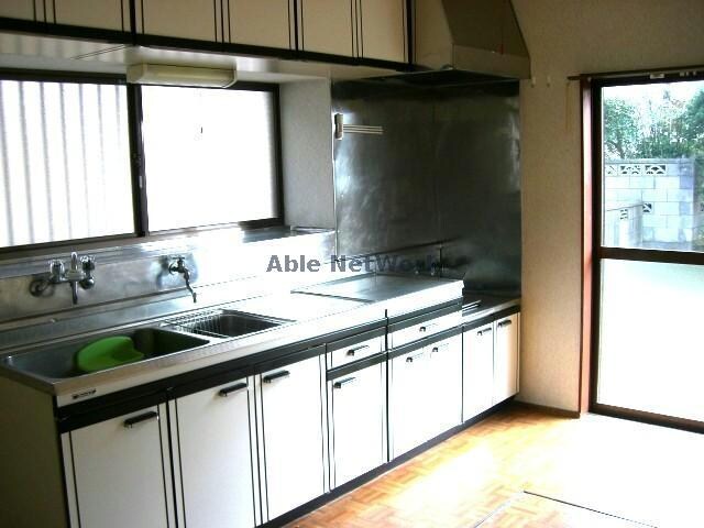 物件内観写真10　(広いキッチン)