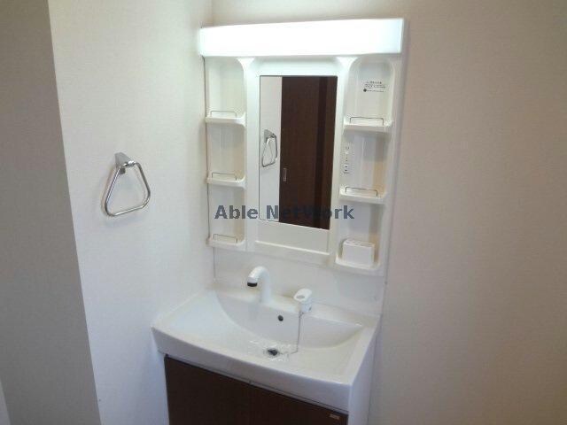 物件内観写真13　(シャワー付き洗面台)