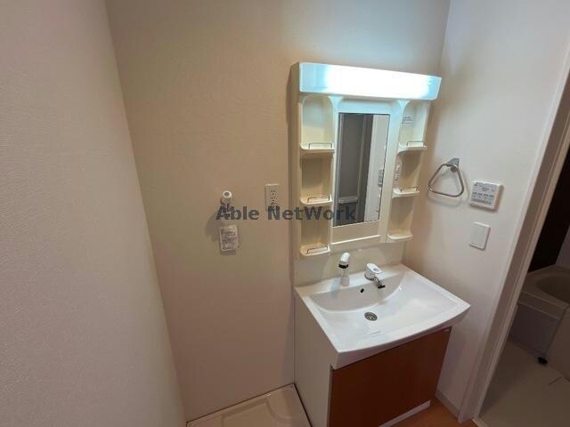 物件内観写真11　(シャワー付洗面台)