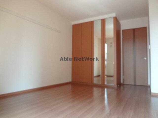 物件内観写真13　(６．８帖の洋室)