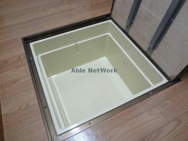 物件内観写真21　(床下収納)