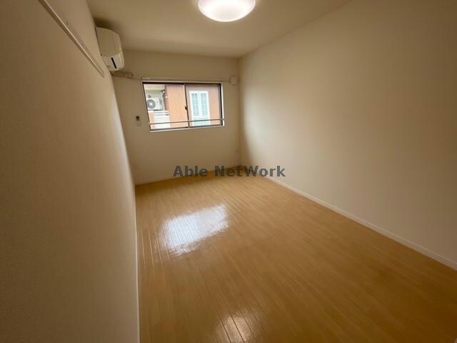 物件内観写真15　(６．７帖の洋室)