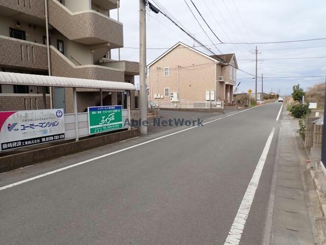 物件外観写真11　(全面道路)