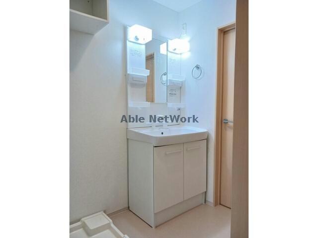 物件内観写真7　(シャワー付洗面台)