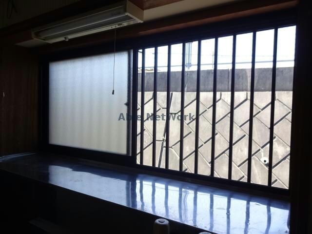 物件内観写真22　(防犯格子付き窓)