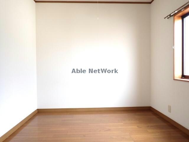 物件内観写真8　(洋室4.5帖　使い分けにちょうどいいお部屋♪)