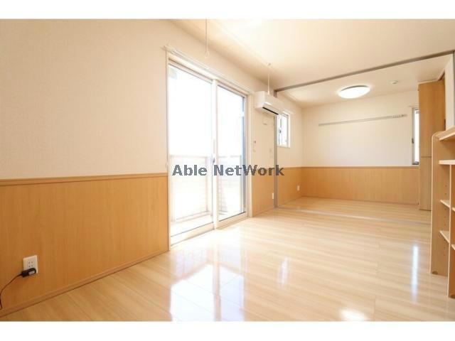 物件内観写真9　(広々リビング)