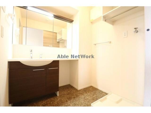 物件内観写真8　(ワイドカウンターの洗面台)