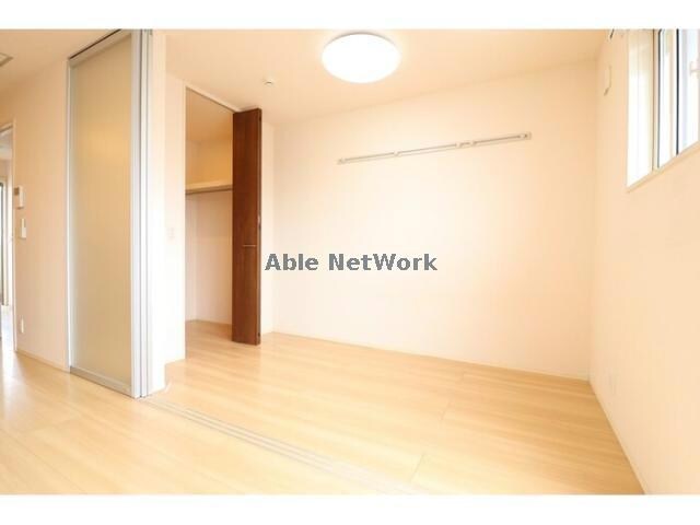 物件内観写真8　(３．５帖の洋室)