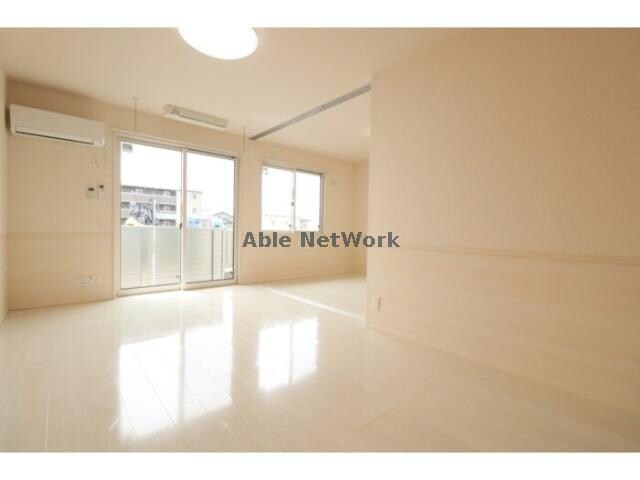 物件内観写真6　(明るいリビング)