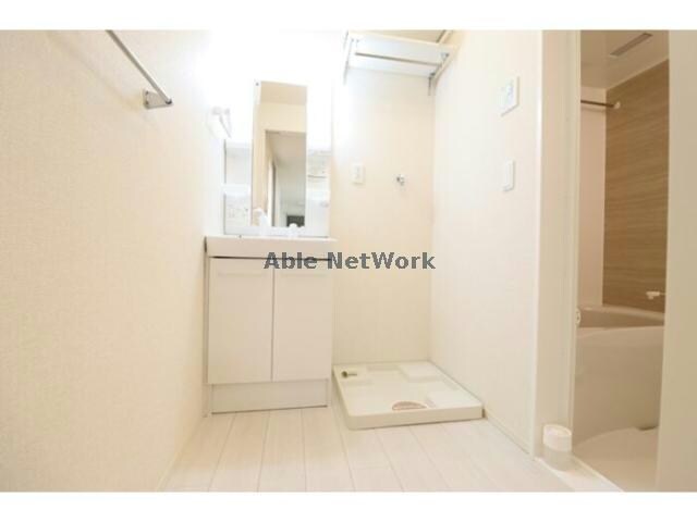 物件内観写真8　(シャワー付洗面台)