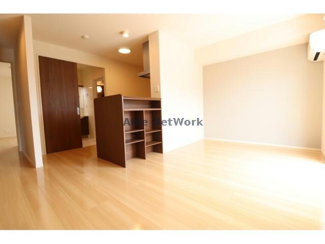 物件内観写真6　(広々リビング)