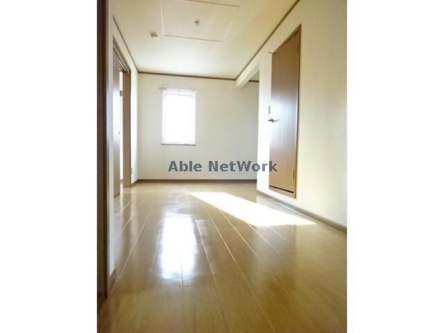 物件内観写真5　(10.5帖のリビング)