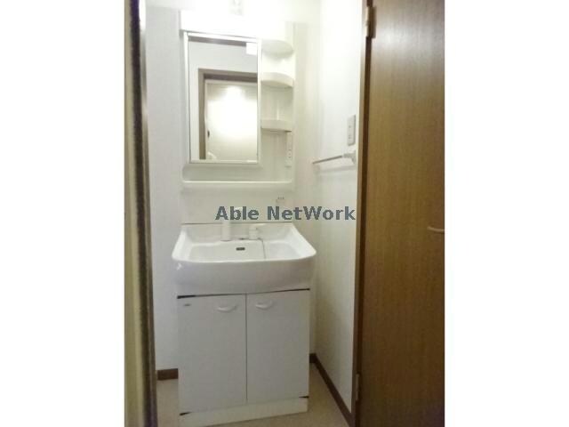 物件内観写真7　(シャワー付洗面化粧台)
