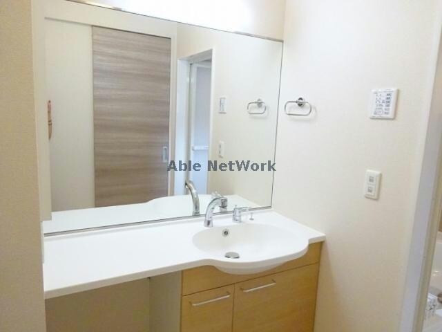 物件内観写真10　(ワイドカウンター洗髪洗面化粧台)