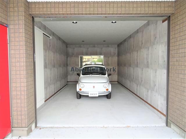 物件外観写真3　(ガレージ内部　照明付)