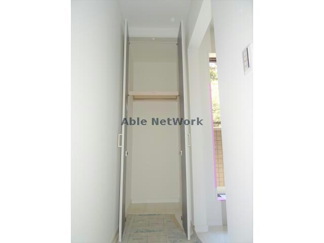 物件内観写真20　(階段あがって収納あり)