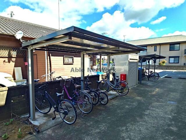 物件外観写真4　(広い駐輪場)