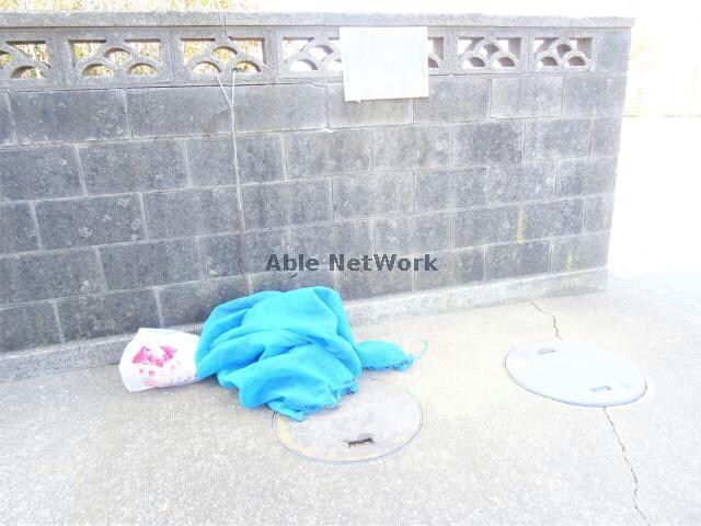 物件外観写真3　(敷地内ごみ置き場)