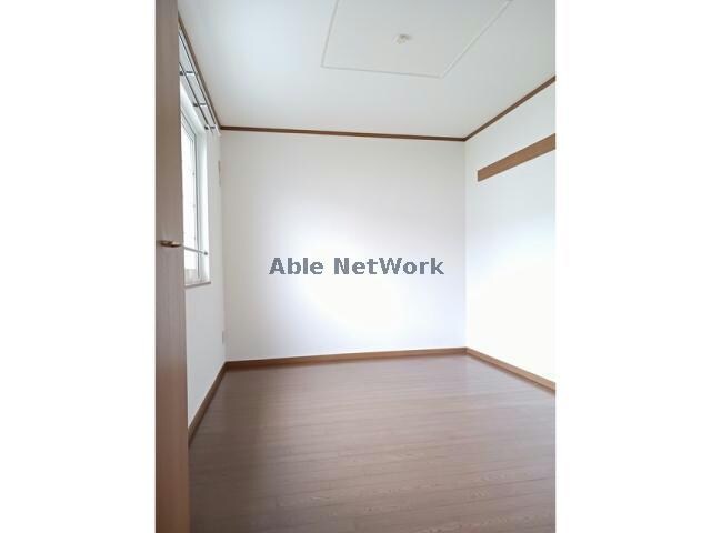 物件内観写真10　(６帖の洋室)