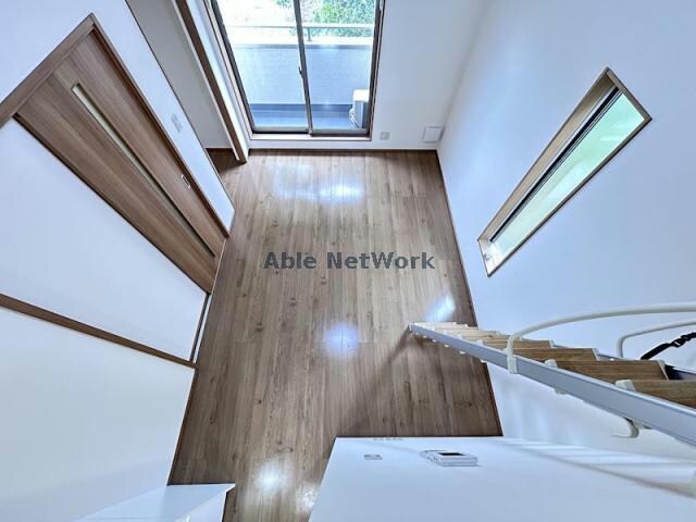 物件内観写真12　(小屋裏から見たリビング)