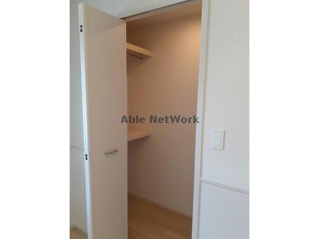 物件内観写真8　(たっぷり収納できるウォークインクローゼット)
