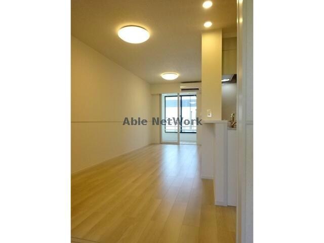 物件内観写真5　(明るいリビング13.3帖)