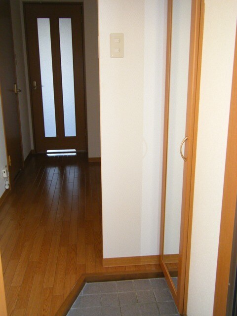 物件内観写真9　(鏡付下駄箱)