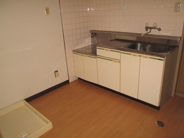 物件内観写真7　(キッチンに洗濯機置場。)