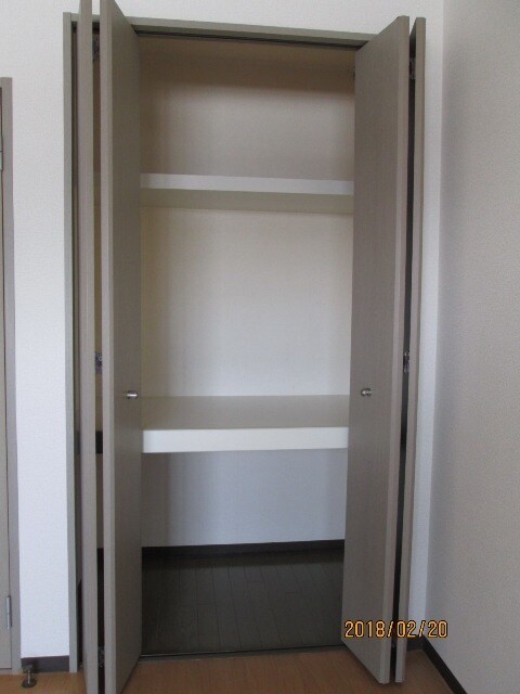 物件内観写真5　(洋室の収納)