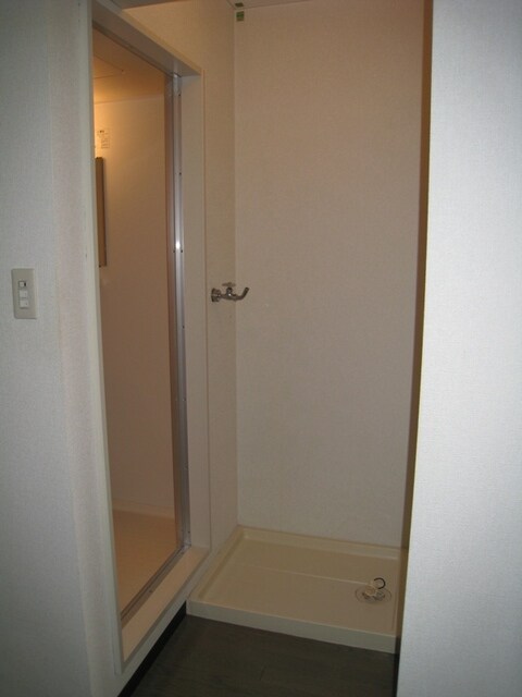 物件内観写真8　(脱衣所。洗面台は浴室内。)