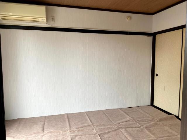 物件内観写真13　(和室はじゅうたんを敷きました)