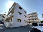 写真奥の4階建がⅡです