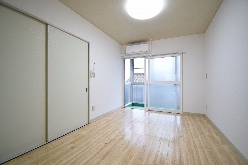 物件内観写真12　(洋室6帖（エアコン付き、クローゼットあり）)