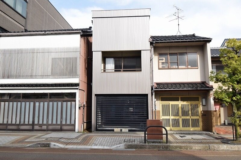 ガレージハウス中新湊の物件外観写真