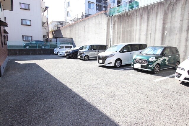 物件外観写真3　(駐車場（要空き確認）)