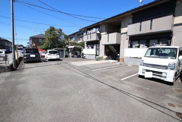 物件外観写真3　(駐車場（空車確認要）)