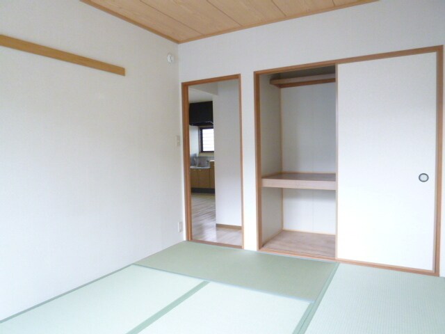 物件内観写真9　(和室6帖  押入れあり)