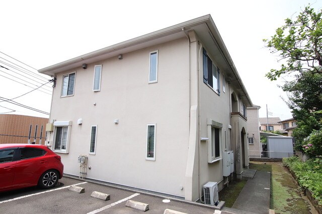 物件外観写真3　(１フロア２世帯で全室角部屋)